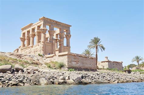 Philae Temple! Một Biểu Tượng Lịch Sử Vững Chãi Trên Đảo Xanh Rực